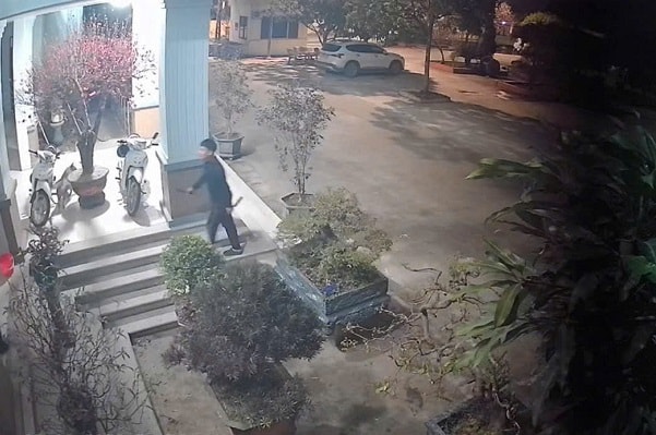 Uống rượu xong, thanh niên cầm dao đột nhập vào trụ sở công an chửi bới, xúc phạm cán bộ- Ảnh 1.