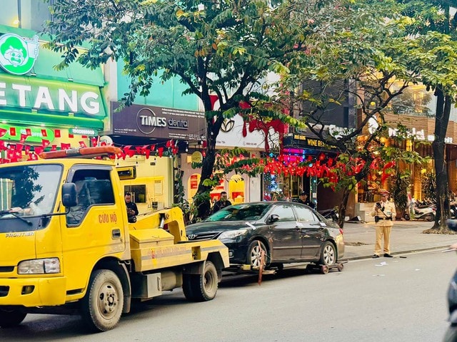 Hà Nội: Xử lý nhiều ô tô đỗ xe trái phép gây ùn tắc giao thông những ngày cận Tết- Ảnh 2.