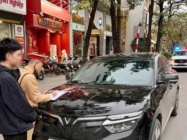 Hà Nội: Xử lý nhiều ô tô đỗ xe trái phép gây ùn tắc giao thông những ngày cận Tết- Ảnh 1.