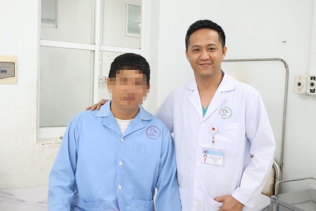 Cứu sống nam bệnh nhân bị nhồi máu cơ tim khi chơi đá bóng- Ảnh 1.