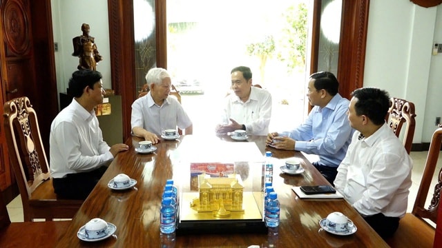 Chủ tịch Quốc hội thăm, chúc Tết các đồng chí nguyên lãnh đạo Đảng, Nhà nước- Ảnh 1. Chủ tịch Quốc hội thăm, chúc Tết các đồng chí nguyên lãnh đạo Đảng, Nhà nước- Ảnh 1.