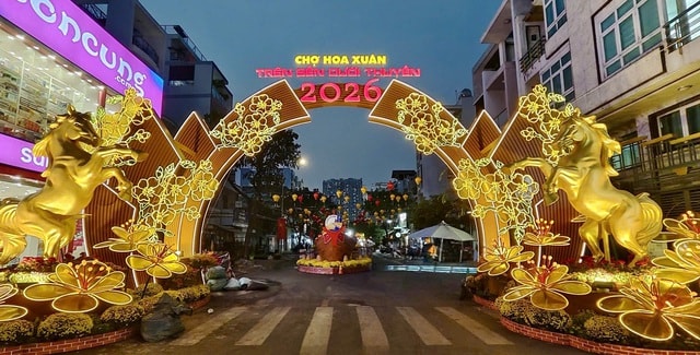 Tấp nập chợ hoa xuân ‘Trên bến dưới thuyền’ tái hiện không gian Tết Nam Bộ- Ảnh 3.