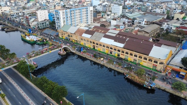 Tấp nập chợ hoa xuân ‘Trên bến dưới thuyền’ tái hiện không gian Tết Nam Bộ- Ảnh 1.