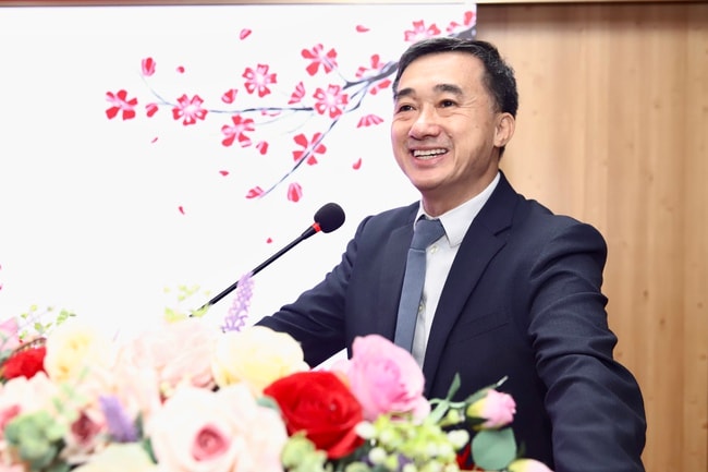 Thứ trưởng Bộ Y tế Trần Văn Thuấn thăm, chúc Tết và kiểm tra công tác trực Tết tại BVĐK Từ Sơn- Ảnh 1.