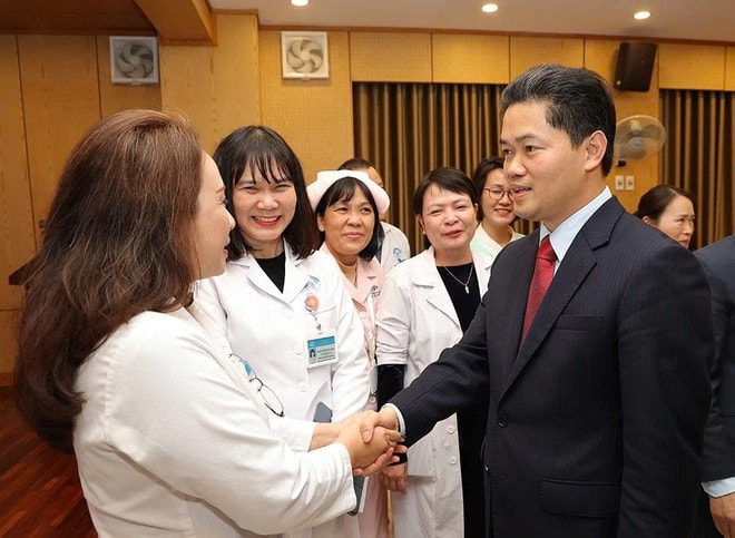 Thứ trưởng Thường trực Vũ Mạnh Hà thăm, chúc Tết, kiểm tra công tác khám chữa bệnh tại Bệnh viện Nhi và Mắt TW- Ảnh 7. Thứ trưởng Thường trực Vũ Mạnh Hà thăm, chúc Tết, kiểm tra công tác khám chữa bệnh tại Bệnh viện Nhi và Mắt TW- Ảnh 7.