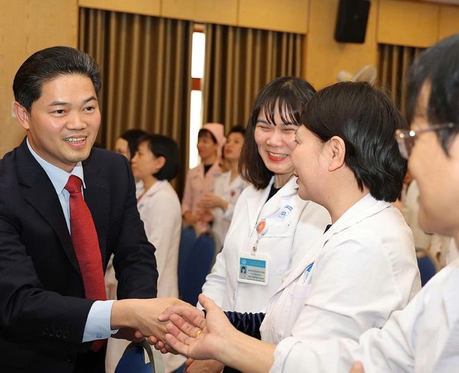 Thứ trưởng Thường trực Vũ Mạnh Hà thăm, chúc Tết, kiểm tra công tác khám chữa bệnh tại Bệnh viện Nhi và Mắt TW- Ảnh 8. Thứ trưởng Thường trực Vũ Mạnh Hà thăm, chúc Tết, kiểm tra công tác khám chữa bệnh tại Bệnh viện Nhi và Mắt TW- Ảnh 8.