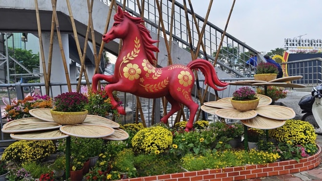 Tấp nập chợ hoa xuân ‘Trên bến dưới thuyền’ tái hiện không gian Tết Nam Bộ- Ảnh 7.