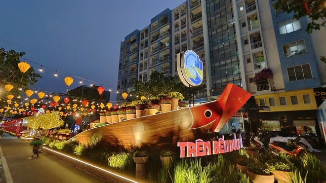 Tấp nập chợ hoa xuân ‘Trên bến dưới thuyền’ tái hiện không gian Tết Nam Bộ- Ảnh 6.