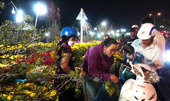 Thị trường hoa, cây cảnh Tết: Nơi trầm lắng, nơi cháy hàng- Ảnh 2.