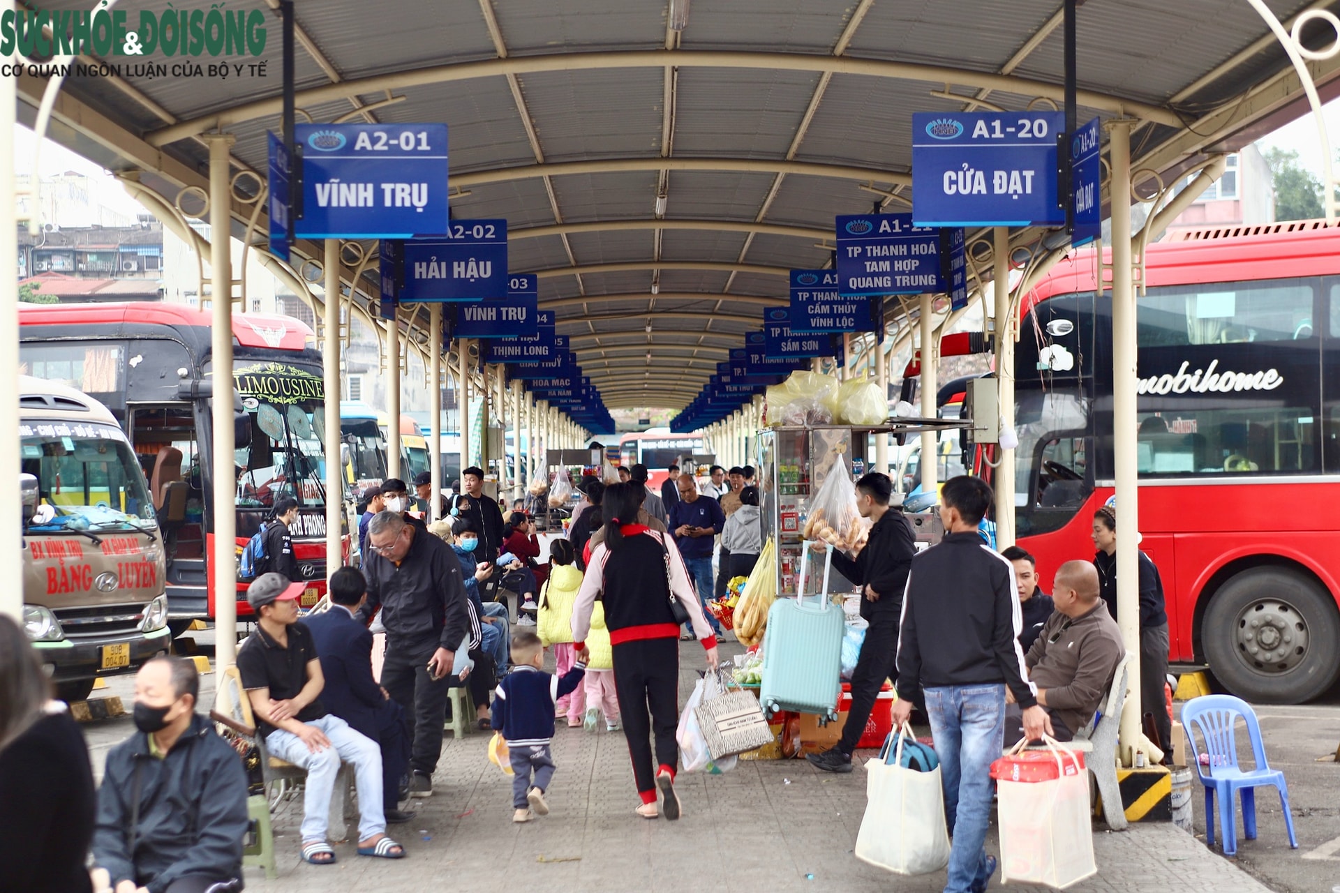 Người dân chen chân lên xe về quê đón Tết, các bến xe Hà Nội dự kiến tăng khách gấp 3 đến 4 lần- Ảnh 2.