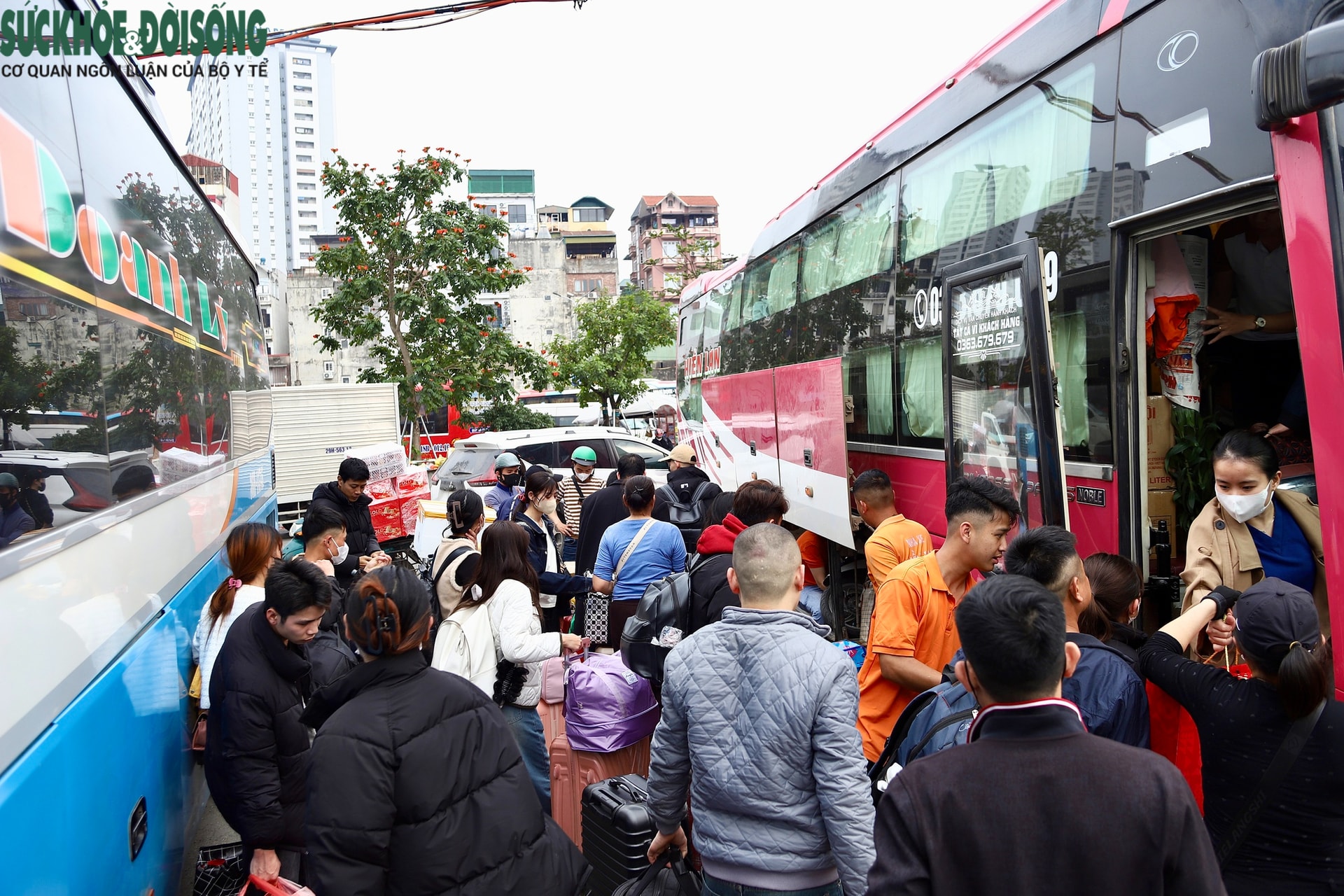 Người dân chen chân lên xe về quê đón Tết, các bến xe Hà Nội dự kiến tăng khách gấp 3 đến 4 lần- Ảnh 3.