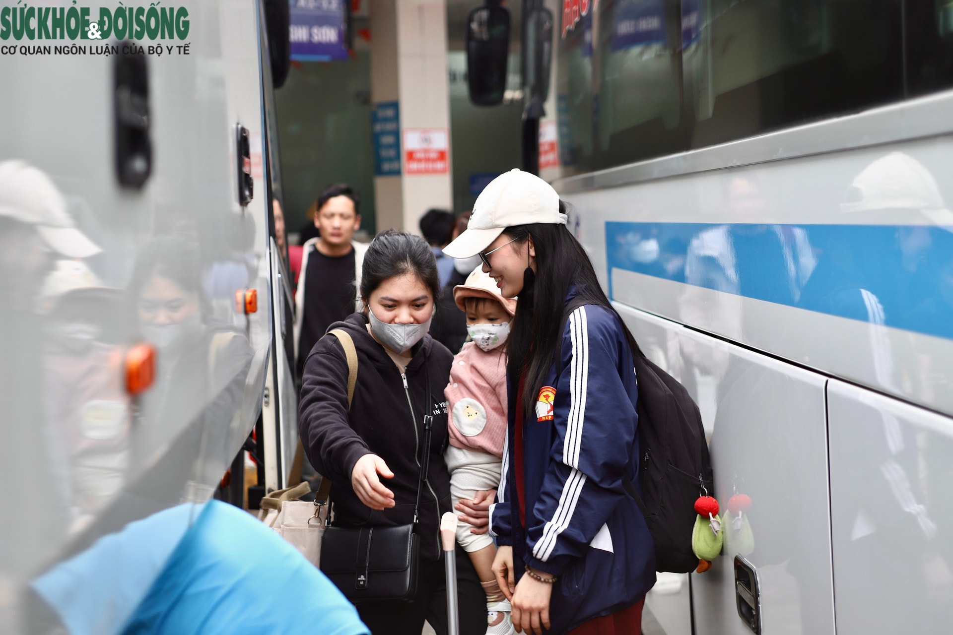 Người dân chen chân lên xe về quê đón Tết, các bến xe Hà Nội dự kiến tăng khách gấp 3 đến 4 lần- Ảnh 4.