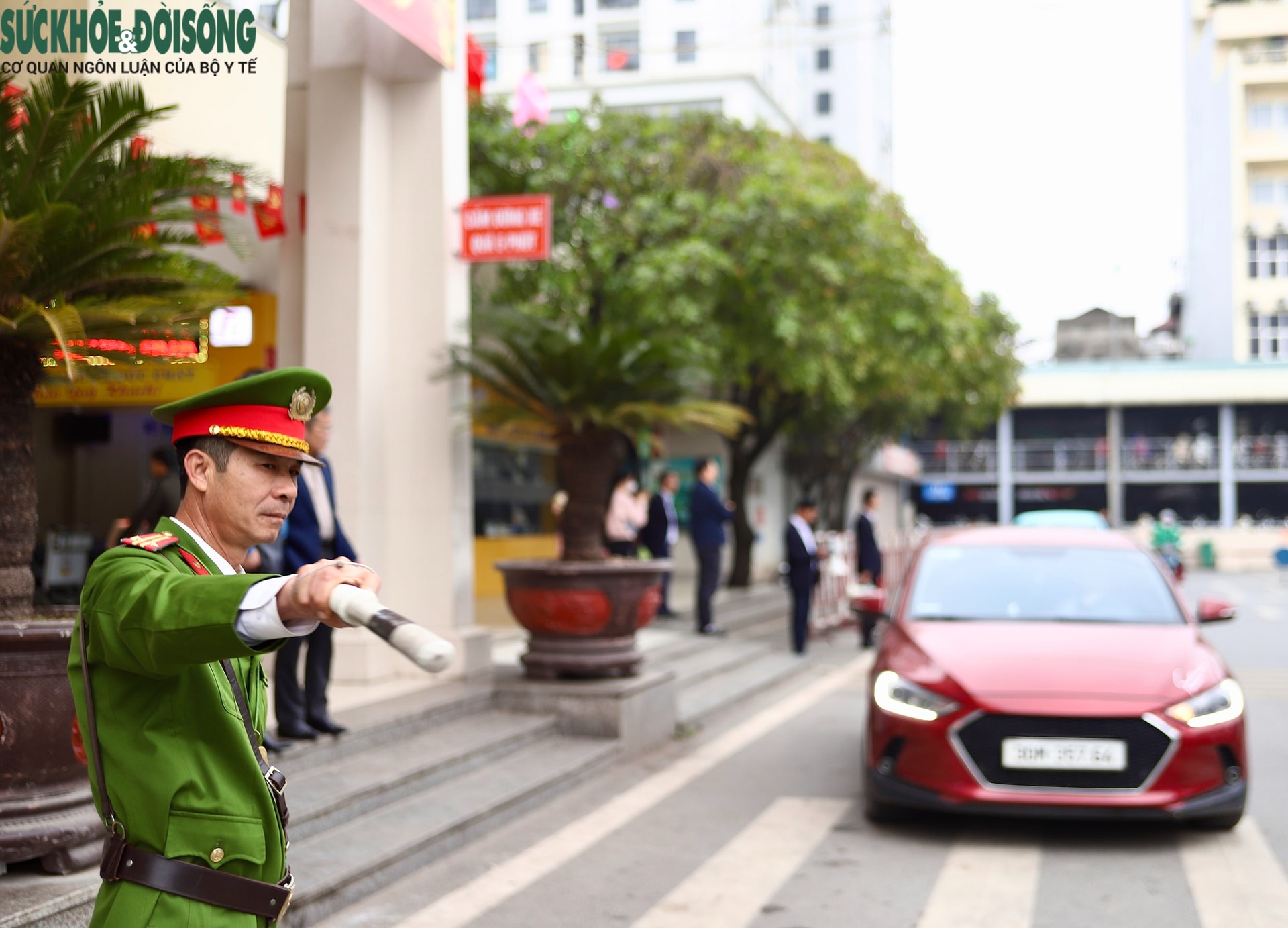 Người dân chen chân lên xe về quê đón Tết, các bến xe Hà Nội dự kiến tăng khách gấp 3 đến 4 lần- Ảnh 8.