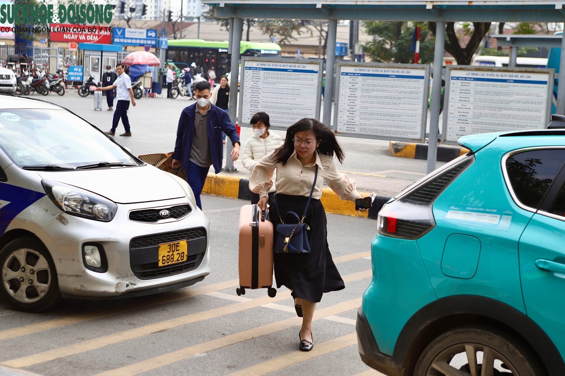 Người dân chen chân lên xe về quê đón Tết, các bến xe Hà Nội dự kiến tăng khách gấp 3 đến 4 lần- Ảnh 9.