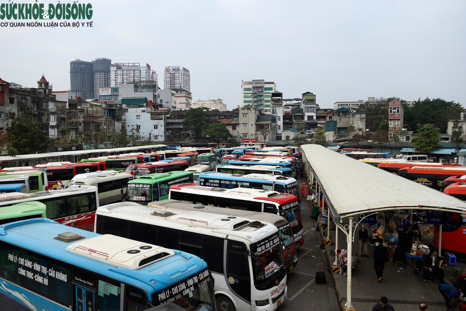 Người dân chen chân lên xe về quê đón Tết, các bến xe Hà Nội dự kiến tăng khách gấp 3 đến 4 lần- Ảnh 12.