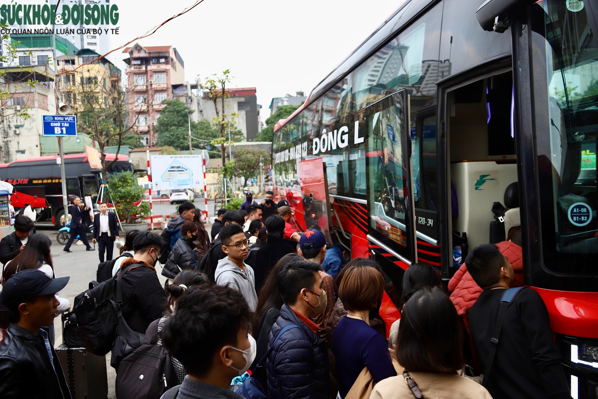 Người dân chen chân lên xe về quê đón Tết, các bến xe Hà Nội dự kiến tăng khách gấp 3 đến 4 lần- Ảnh 10.