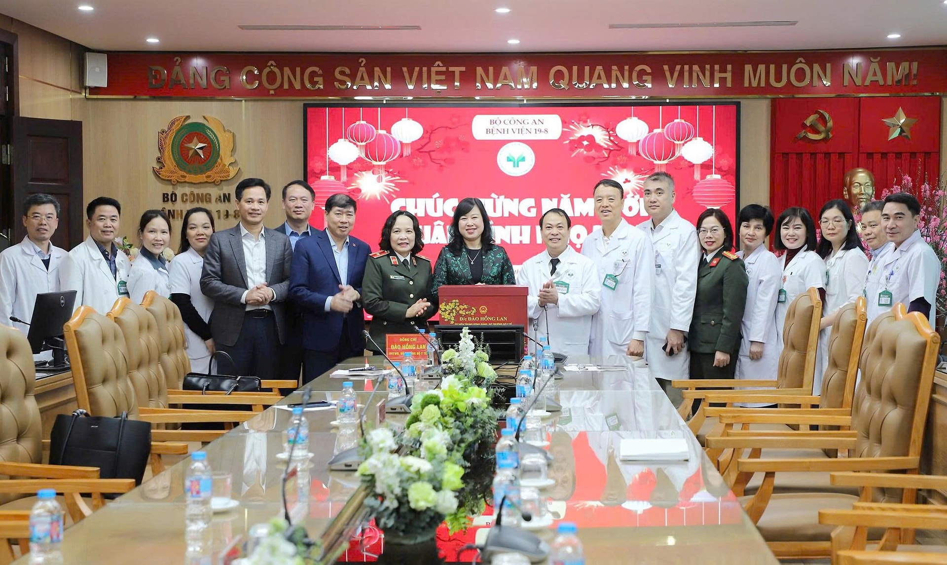 Bộ trưởng Đào Hồng Lan thăm, chúc Tết một số đơn vị của Bộ Y tế, Bộ Công an- Ảnh 6.