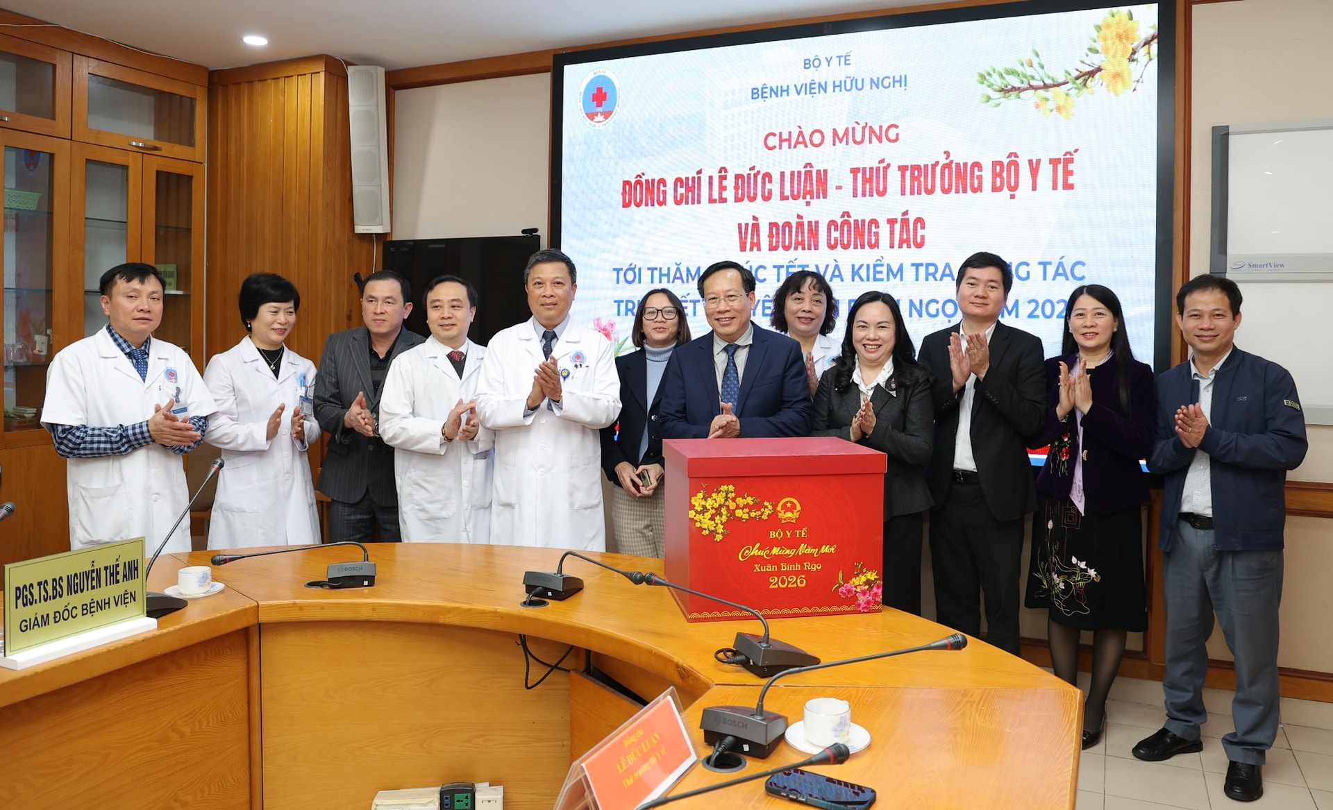 Thứ trưởng Lê Đức Luận thăm, chúc Tết, kiểm tra công tác khám chữa bệnh tại 2 bệnh viện và công ty vắc xin - Ảnh 4.