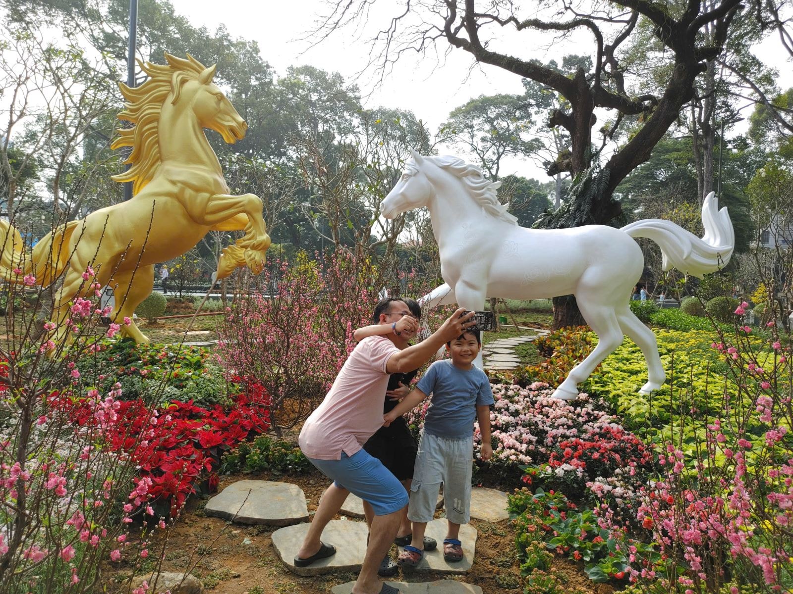 Công viên tưởng niệm nạn nhân COVID-19 hút khách ngày cận Tết- Ảnh 3.