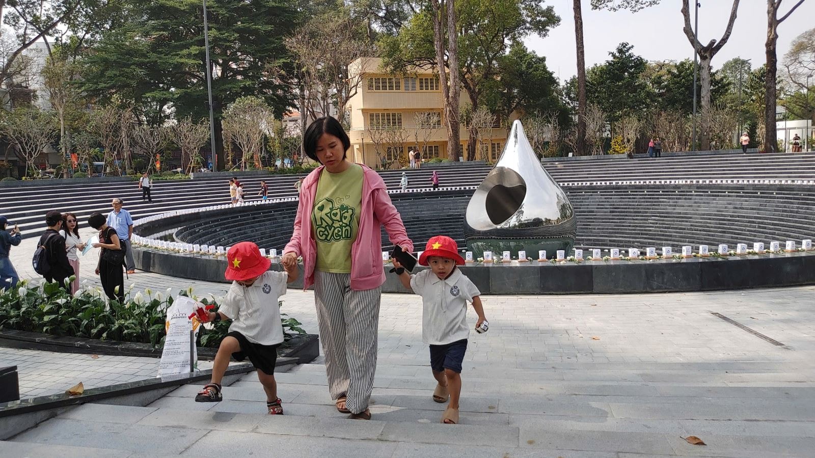 Công viên tưởng niệm nạn nhân COVID-19 hút khách ngày cận Tết- Ảnh 8.