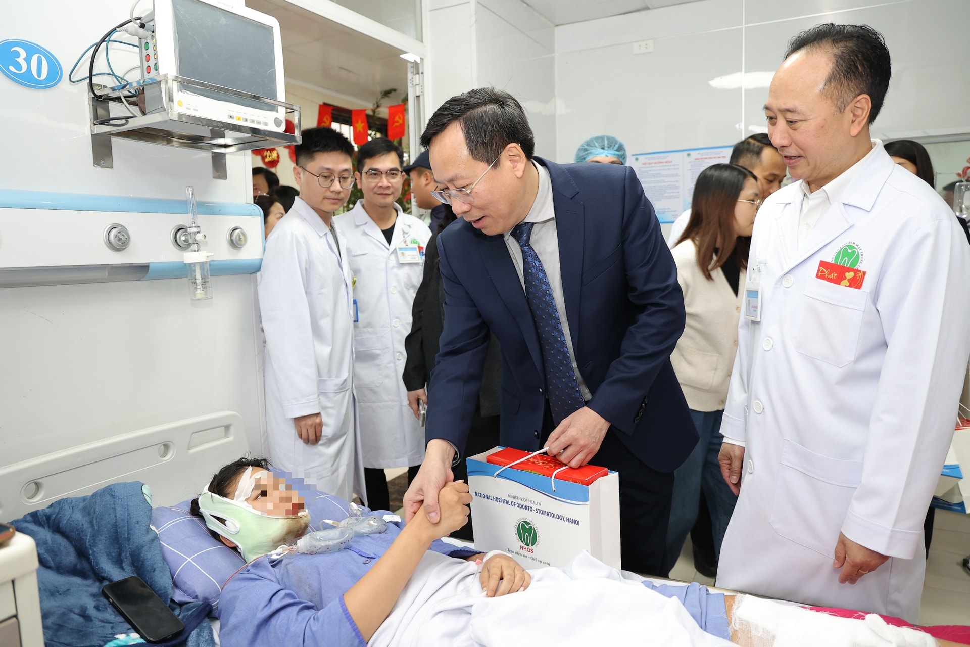 Thứ trưởng Lê Đức Luận thăm, chúc Tết, kiểm tra công tác khám chữa bệnh tại 2 bệnh viện và công ty vắc xin - Ảnh 2.