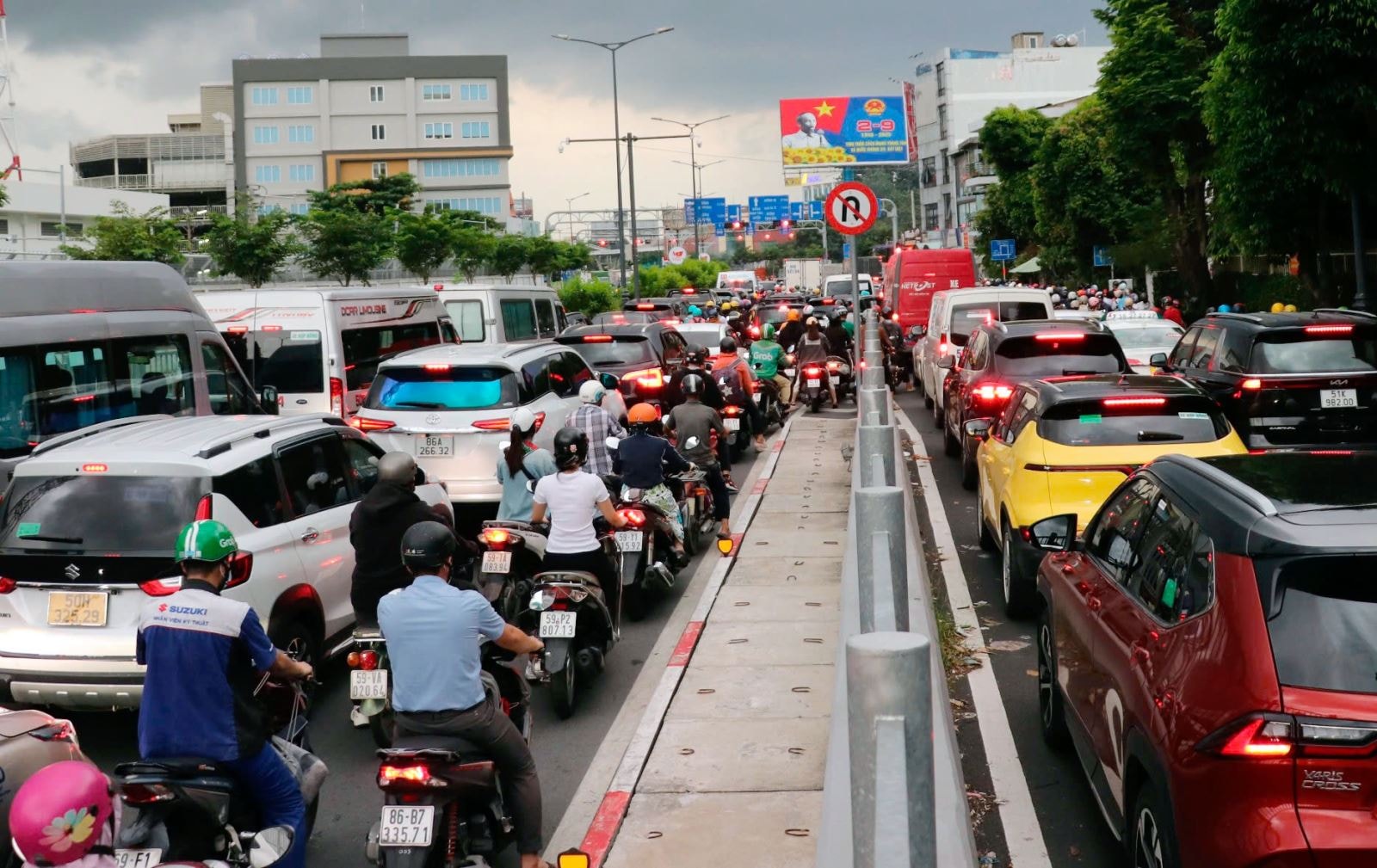 Người dân TP Hồ Chí Minh lưu ý lộ trình di chuyển khi xem bắn pháo hoa- Ảnh 1. Người dân TP Hồ Chí Minh lưu ý lộ trình di chuyển khi xem bắn pháo hoa- Ảnh 1.