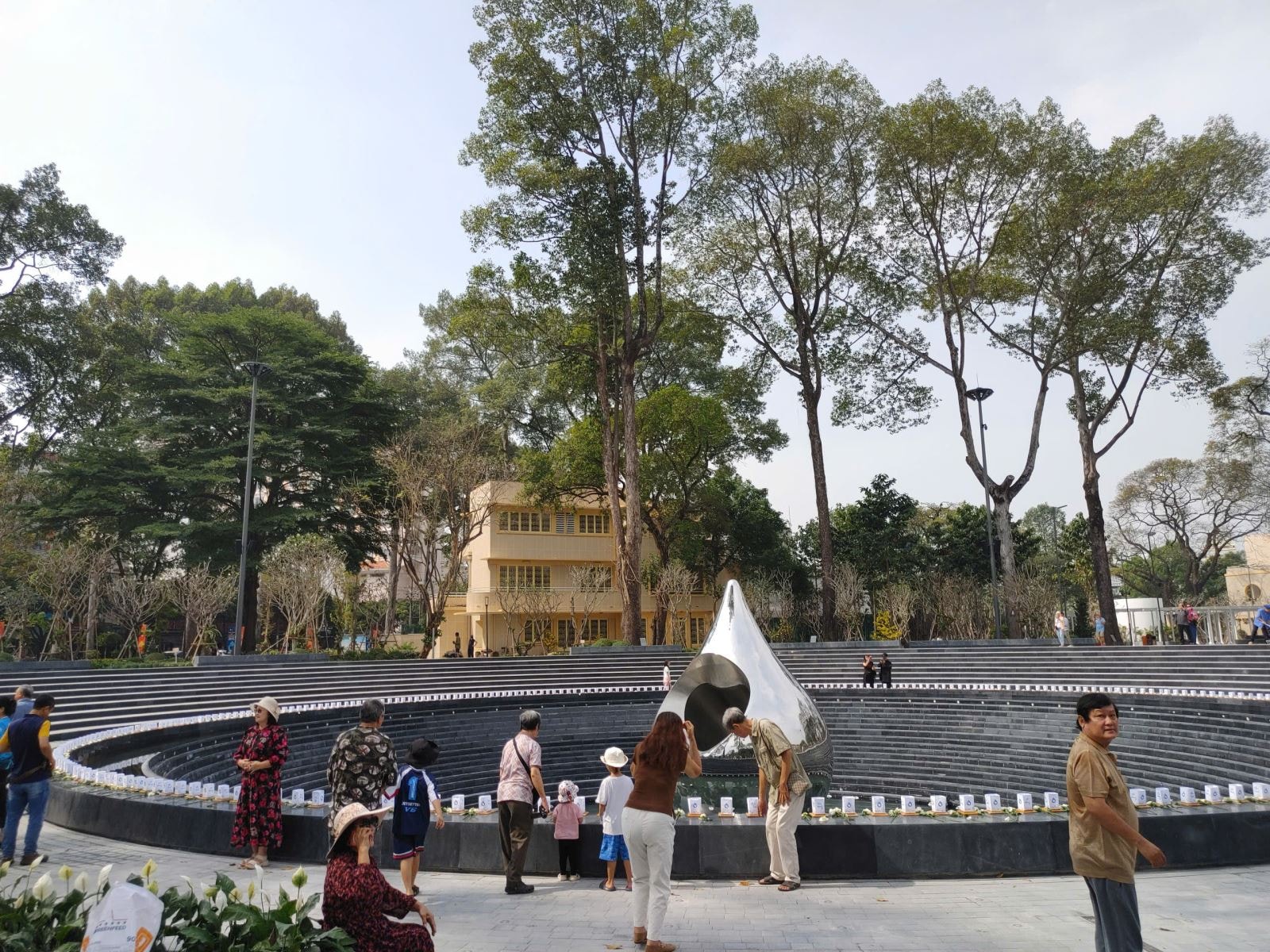 Công viên tưởng niệm nạn nhân COVID-19 hút khách ngày cận Tết- Ảnh 1.