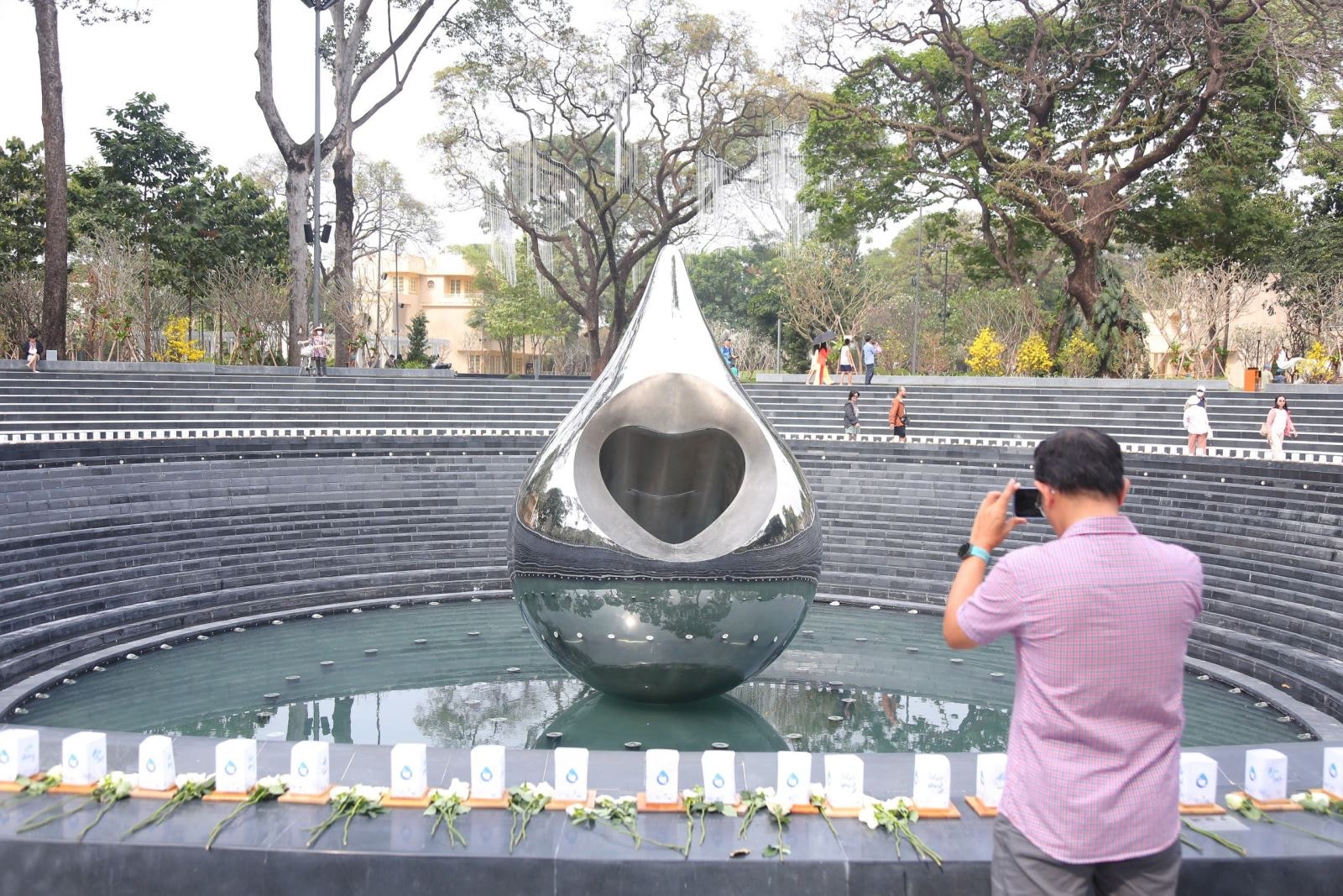 Công viên tưởng niệm nạn nhân COVID-19 hút khách ngày cận Tết- Ảnh 2.