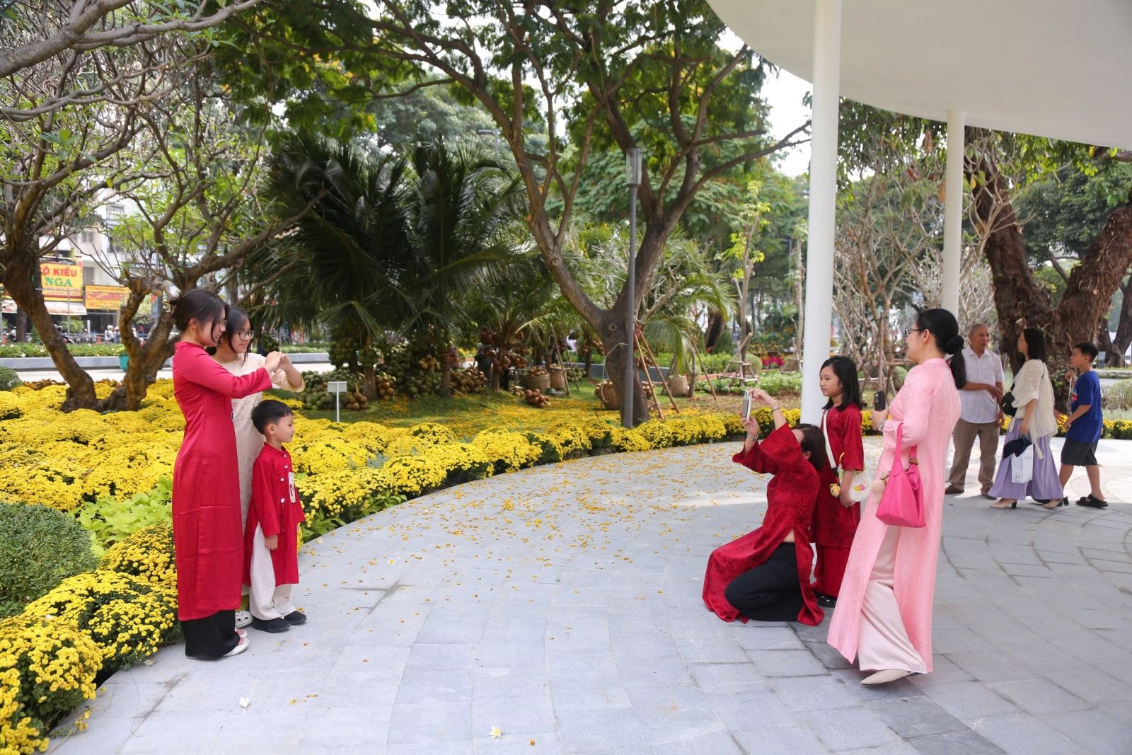 Công viên tưởng niệm nạn nhân COVID-19 hút khách ngày cận Tết- Ảnh 5.