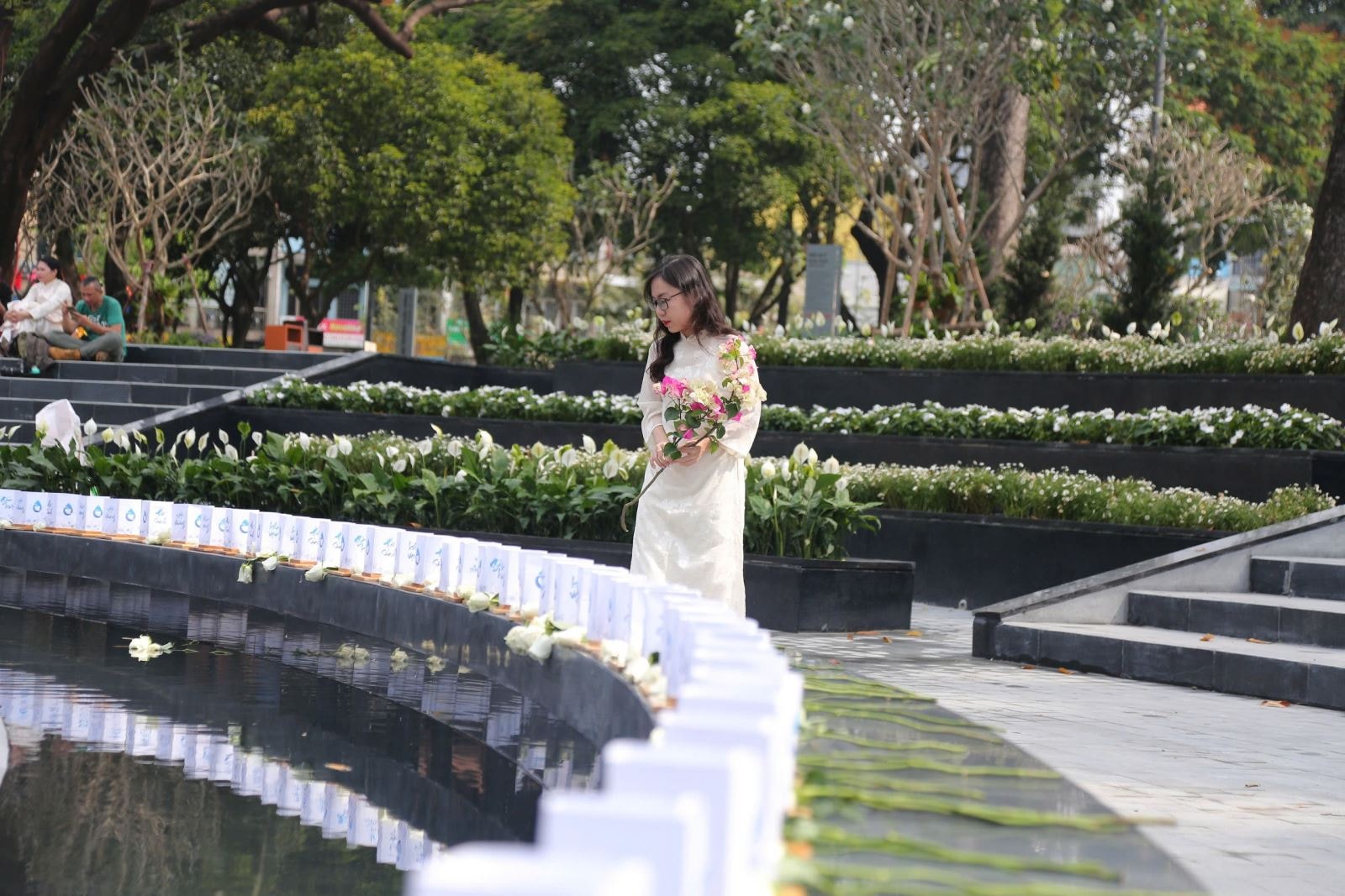 Công viên tưởng niệm nạn nhân COVID-19 hút khách ngày cận Tết- Ảnh 7.