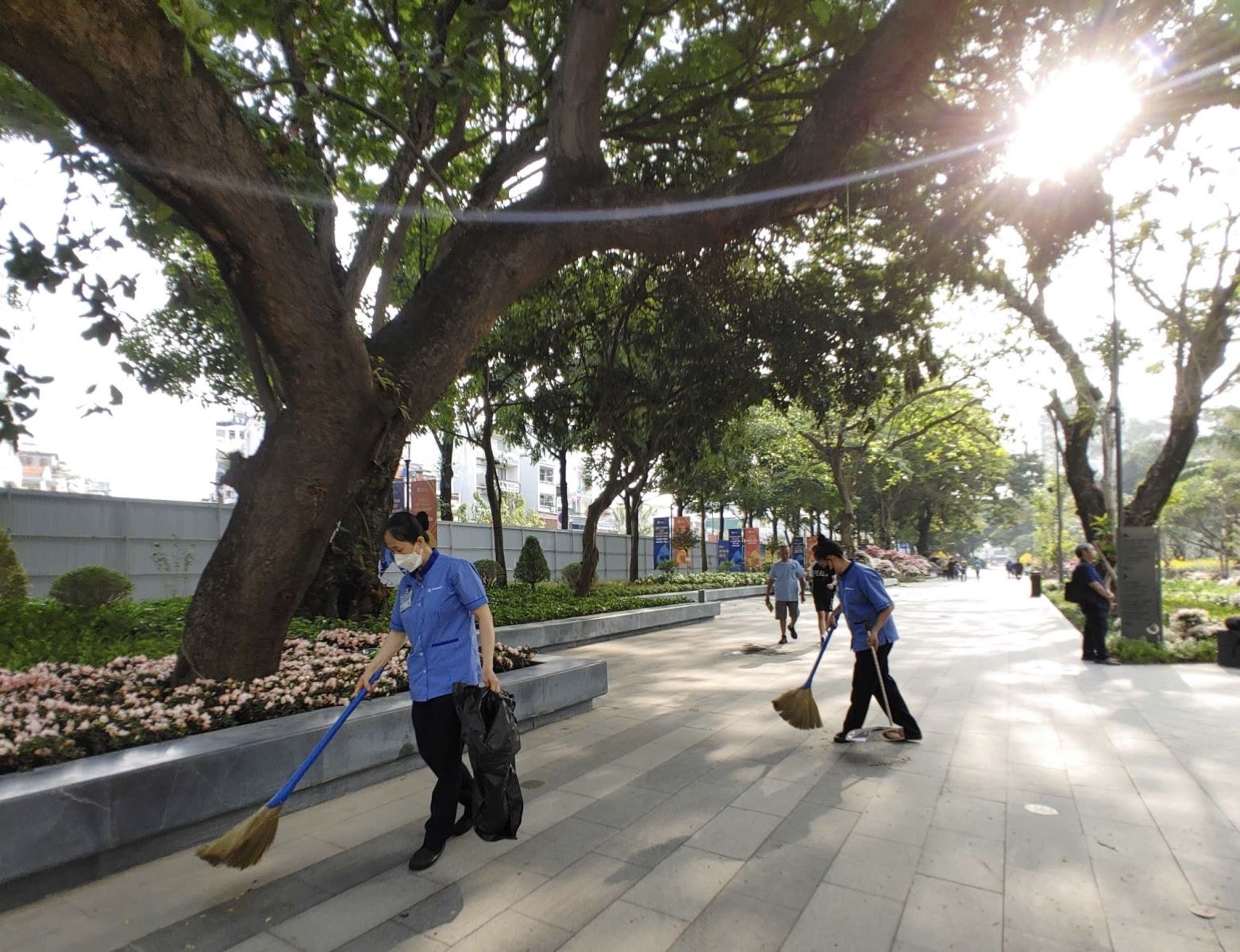 Công viên tưởng niệm nạn nhân COVID-19 hút khách ngày cận Tết- Ảnh 12.