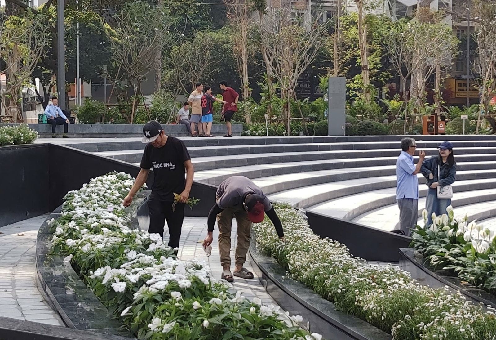 Công viên tưởng niệm nạn nhân COVID-19 hút khách ngày cận Tết- Ảnh 11.