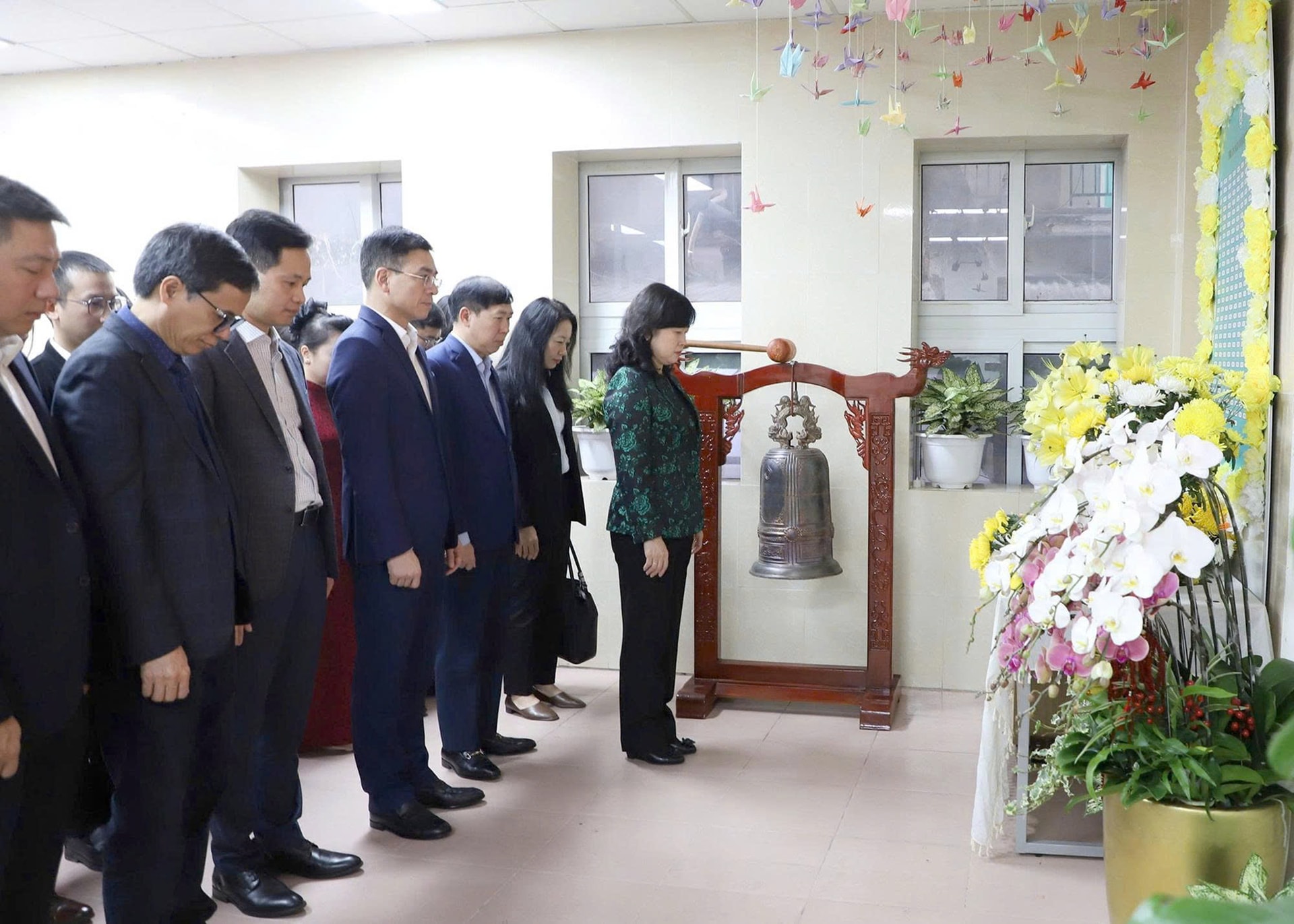 Bộ trưởng Đào Hồng Lan thăm, chúc Tết một số đơn vị của Bộ Y tế, Bộ Công an- Ảnh 1.