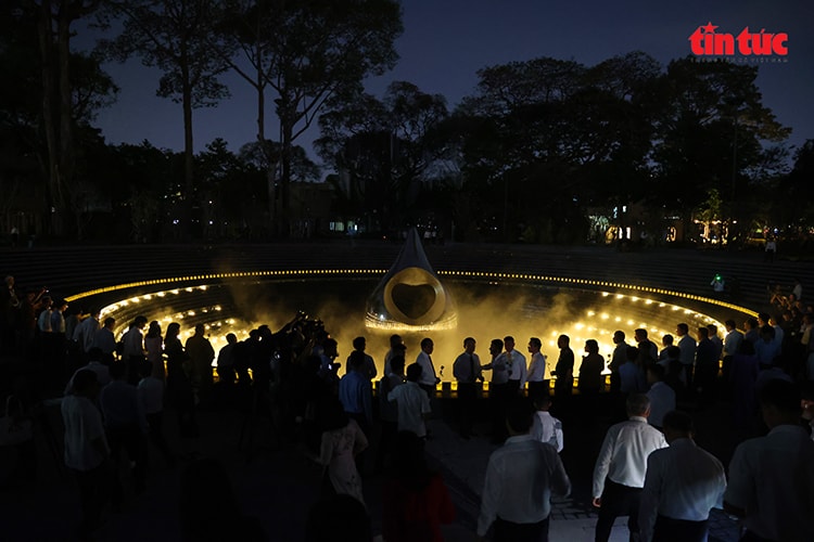 TP Hồ Chí Minh khánh thành công viên tưởng niệm nạn nhân COVID-19- Ảnh 11.