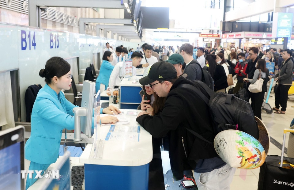 Sân bay Nội Bài đông nghẹt người trước kỳ nghỉ Tết Nguyên đán Bính Ngọ- Ảnh 3.