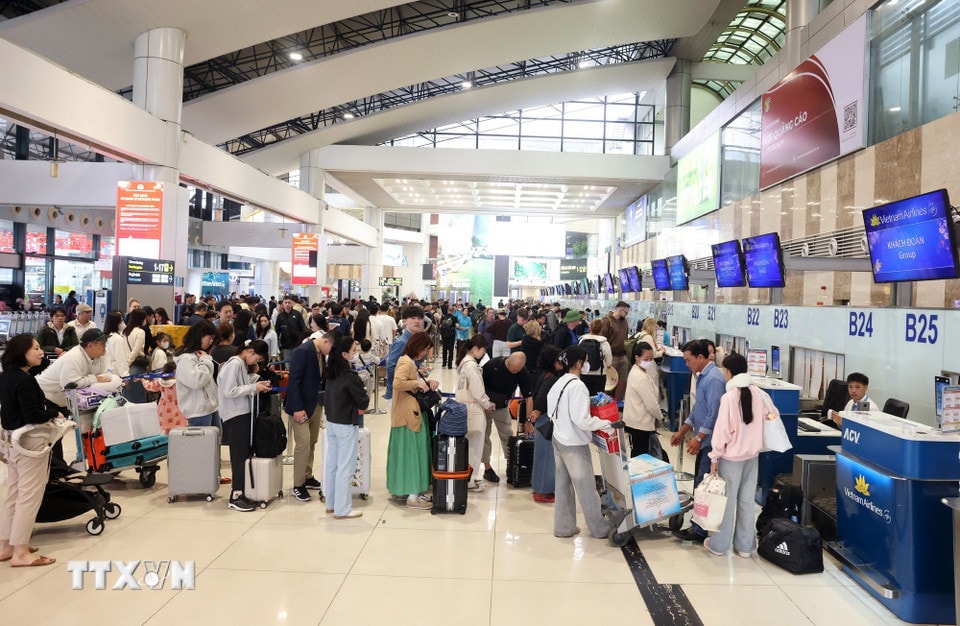 Sân bay Nội Bài đông nghẹt người trước kỳ nghỉ Tết Nguyên đán Bính Ngọ- Ảnh 4.