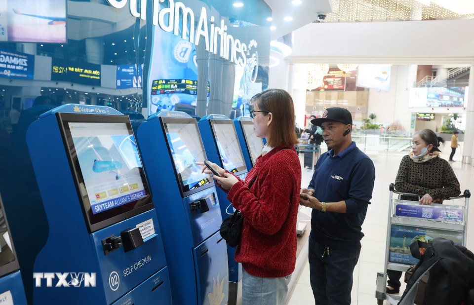 Sân bay Nội Bài đông nghẹt người trước kỳ nghỉ Tết Nguyên đán Bính Ngọ- Ảnh 7.