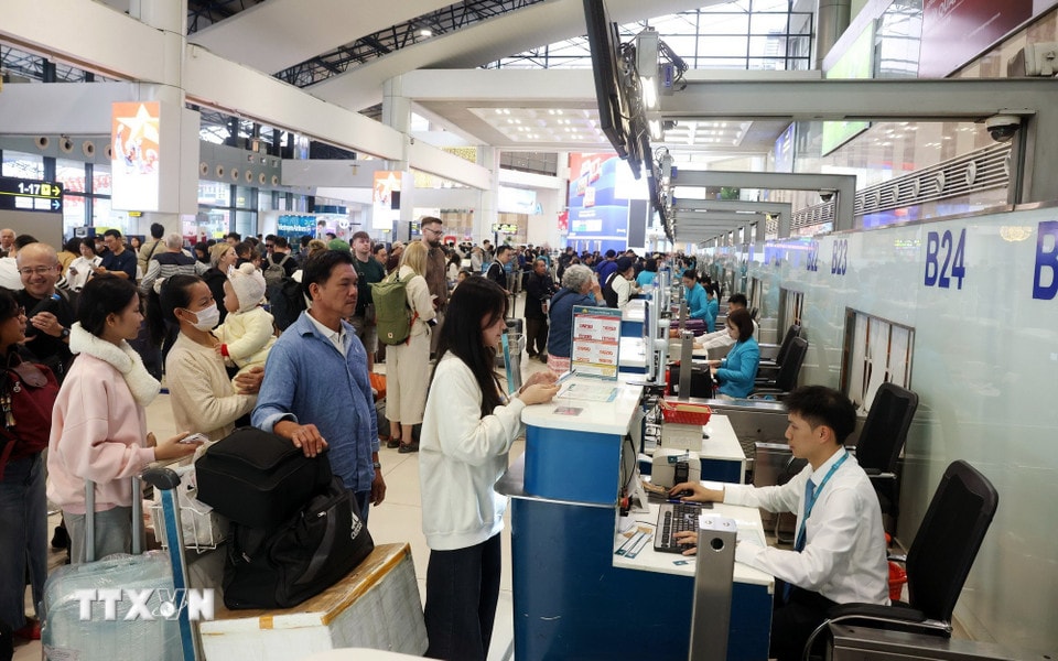 Sân bay Nội Bài đông nghẹt người trước kỳ nghỉ Tết Nguyên đán Bính Ngọ- Ảnh 8.