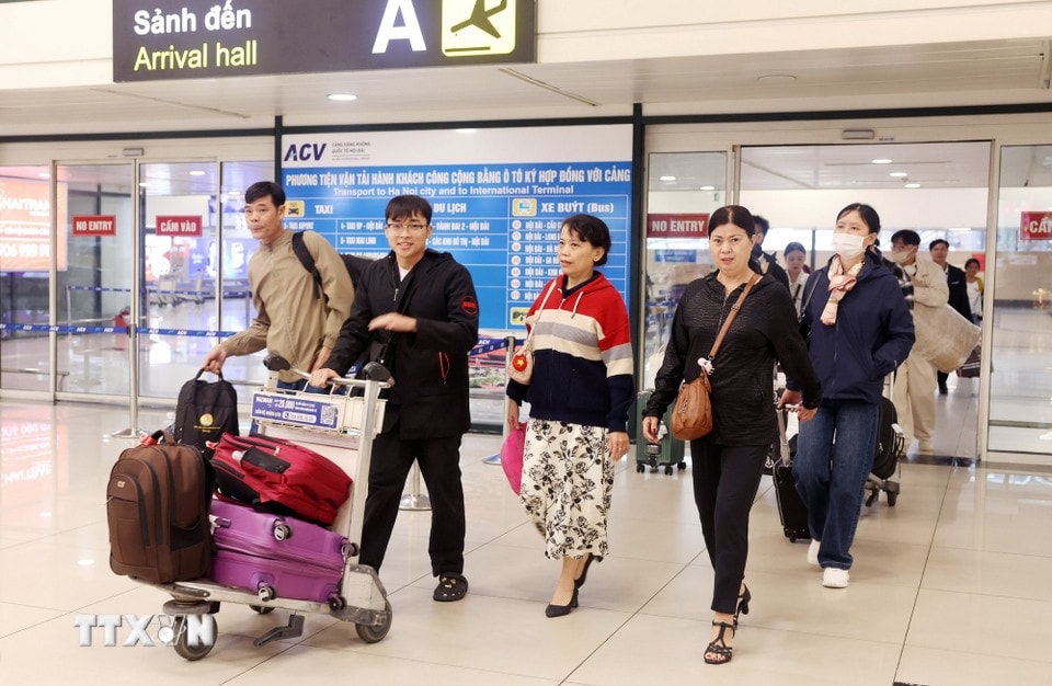 Sân bay Nội Bài đông nghẹt người trước kỳ nghỉ Tết Nguyên đán Bính Ngọ- Ảnh 9.