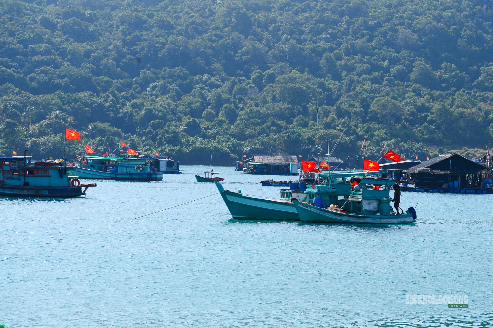Tự hào cờ Tổ quốc tung bay nơi đầu sóng biển Tây Nam- Ảnh 8. Tự hào cờ Tổ quốc tung bay nơi đầu sóng biển Tây Nam- Ảnh 8.