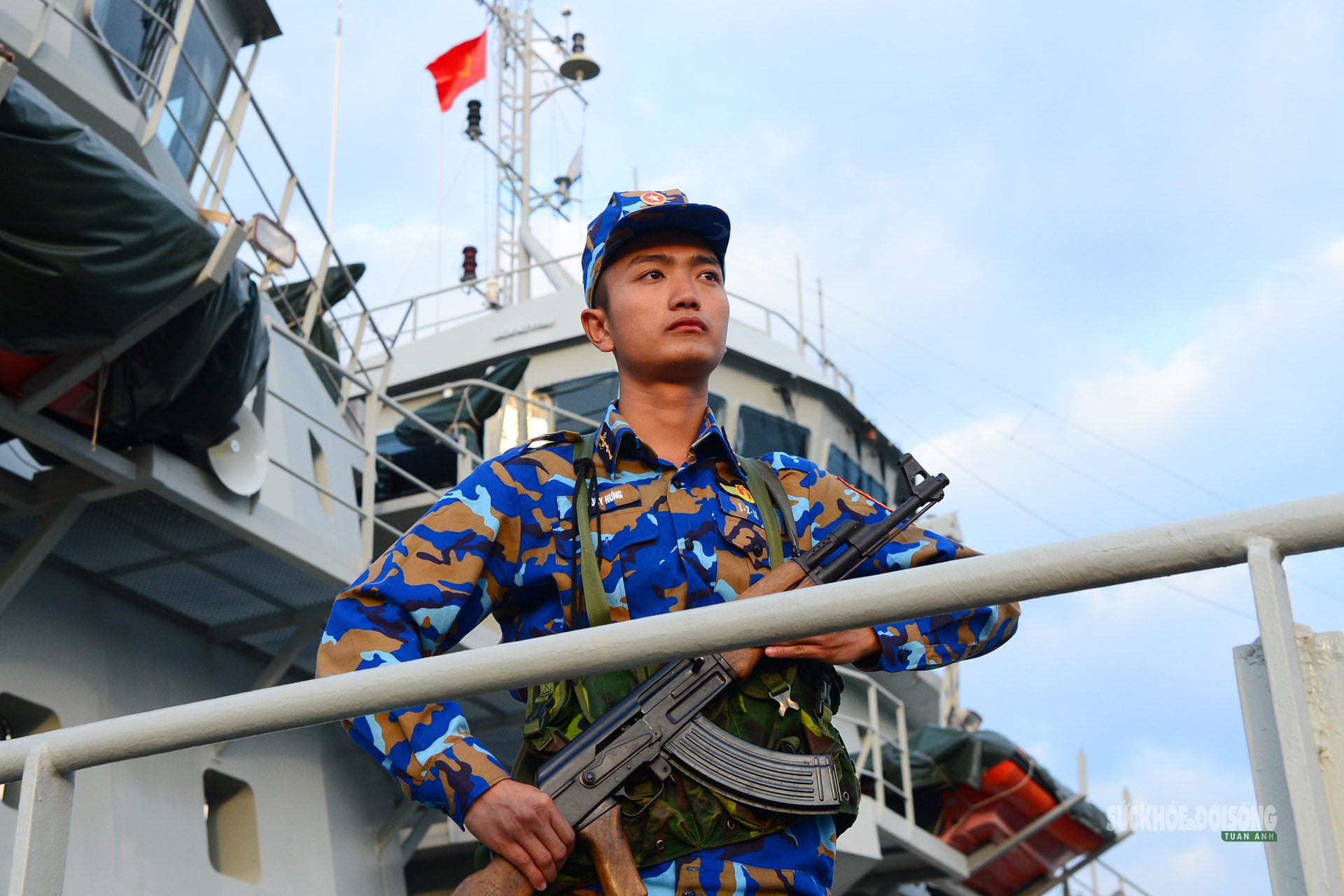 Tự hào cờ Tổ quốc tung bay nơi đầu sóng biển Tây Nam- Ảnh 4. Tự hào cờ Tổ quốc tung bay nơi đầu sóng biển Tây Nam- Ảnh 4.