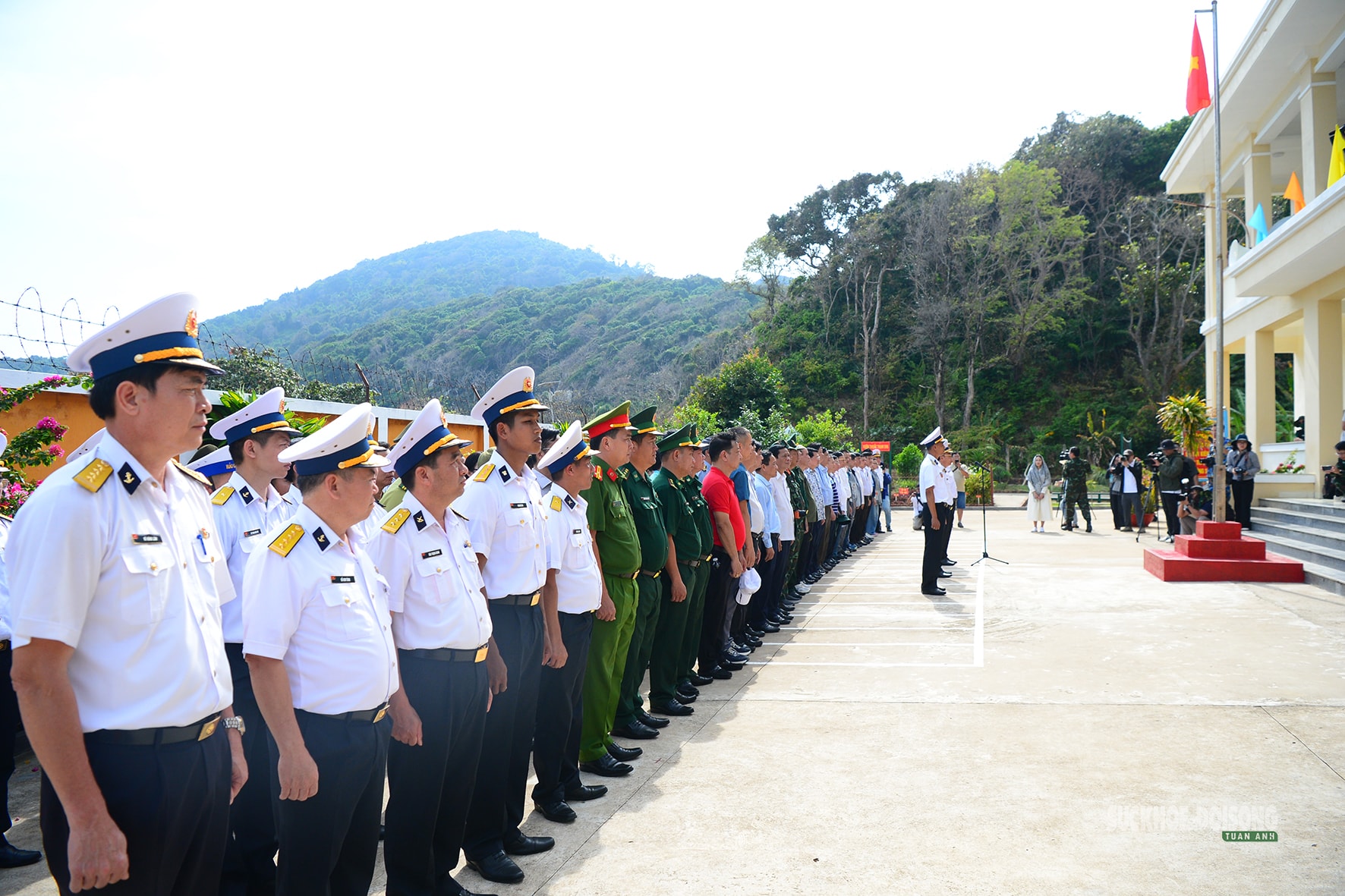 Tự hào cờ Tổ quốc tung bay nơi đầu sóng biển Tây Nam- Ảnh 2. Tự hào cờ Tổ quốc tung bay nơi đầu sóng biển Tây Nam- Ảnh 2.