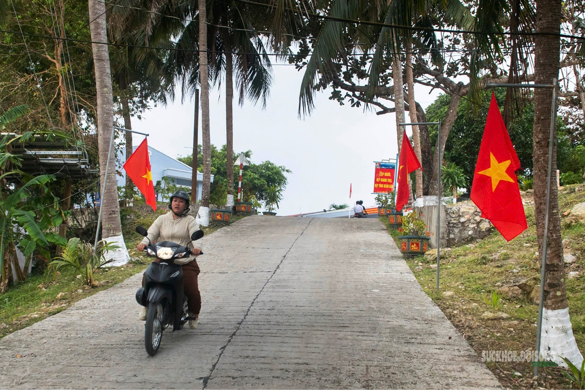 Tự hào cờ Tổ quốc tung bay nơi đầu sóng biển Tây Nam- Ảnh 6. Tự hào cờ Tổ quốc tung bay nơi đầu sóng biển Tây Nam- Ảnh 6.