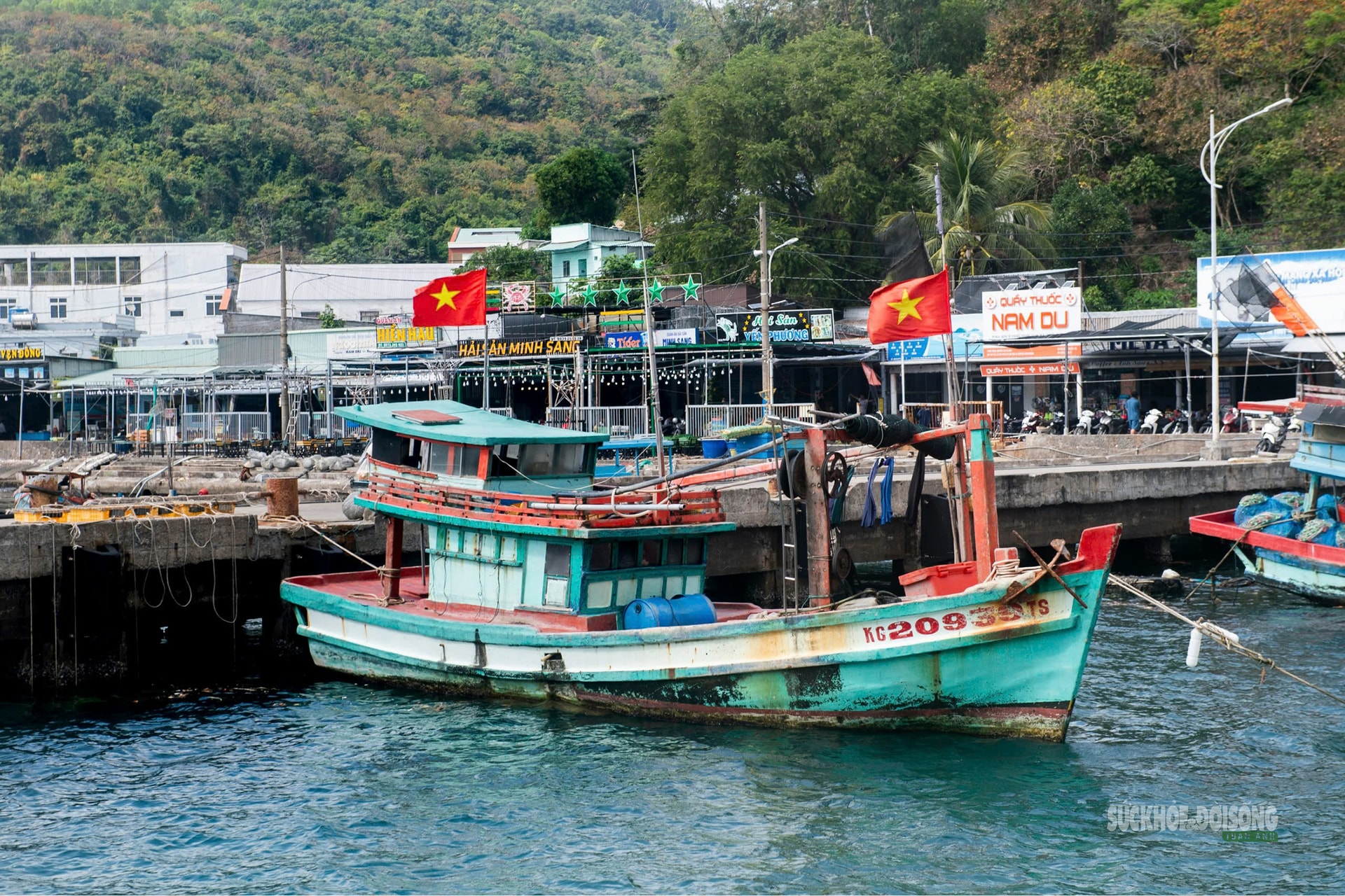 Tự hào cờ Tổ quốc tung bay nơi đầu sóng biển Tây Nam- Ảnh 7. Tự hào cờ Tổ quốc tung bay nơi đầu sóng biển Tây Nam- Ảnh 7.