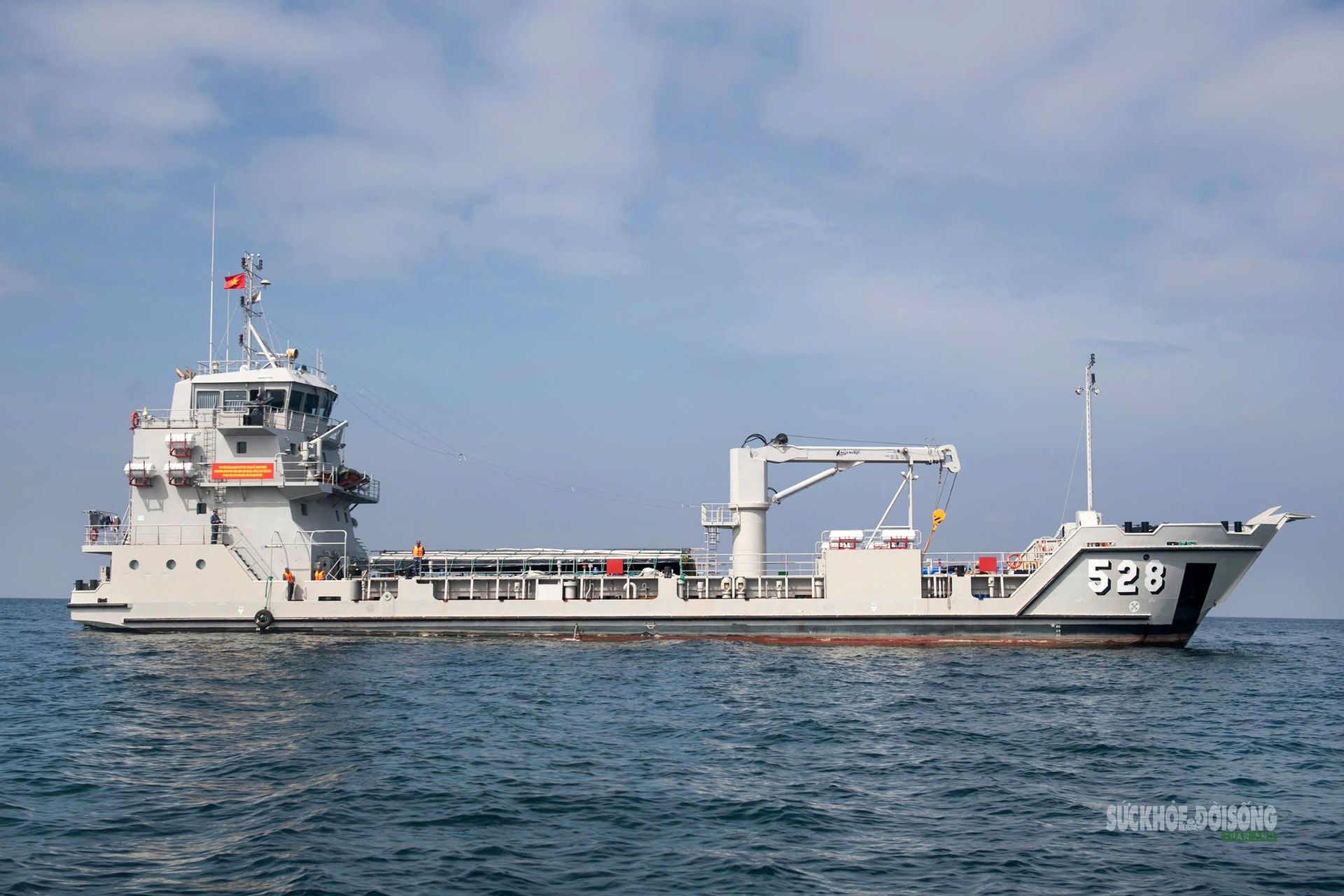 Tự hào cờ Tổ quốc tung bay nơi đầu sóng biển Tây Nam- Ảnh 1. Tự hào cờ Tổ quốc tung bay nơi đầu sóng biển Tây Nam- Ảnh 1.