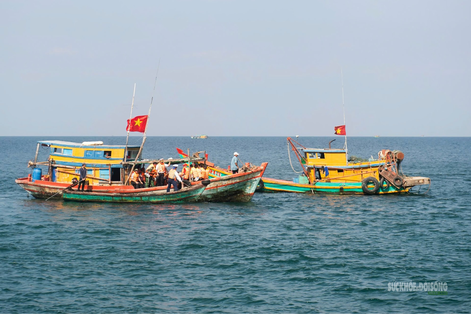 Tự hào cờ Tổ quốc tung bay nơi đầu sóng biển Tây Nam- Ảnh 9. Tự hào cờ Tổ quốc tung bay nơi đầu sóng biển Tây Nam- Ảnh 9.