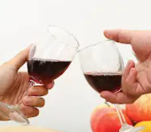 Rượu bia ngày Tết: Nguy cơ tiềm ẩn với người đang dùng thuốc điều trị bệnh mạn tính- Ảnh 1.