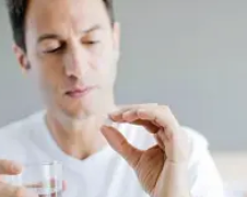 Rượu bia ngày Tết: Nguy cơ tiềm ẩn với người đang dùng thuốc điều trị bệnh mạn tính- Ảnh 2.