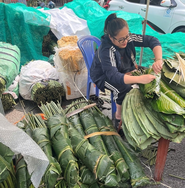 Chợ lá dong tại Hà Nội 'nhuộm xanh' những ngày giáp Tết- Ảnh 6.