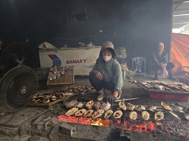 Làng cá nướng Cửa Lò thức cùng lửa Tết- Ảnh 4. Làng cá nướng Cửa Lò thức cùng lửa Tết- Ảnh 4.